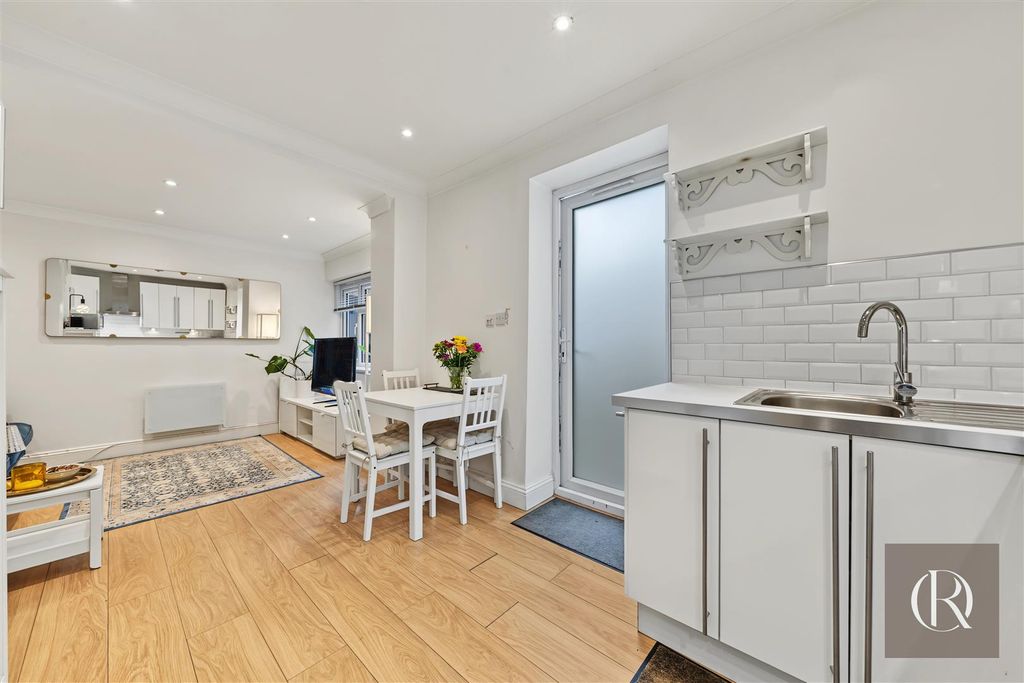Property photo 3 of 12 Flat 1, 129 Clapham High Street Sw4 7Ss-10.Jpg