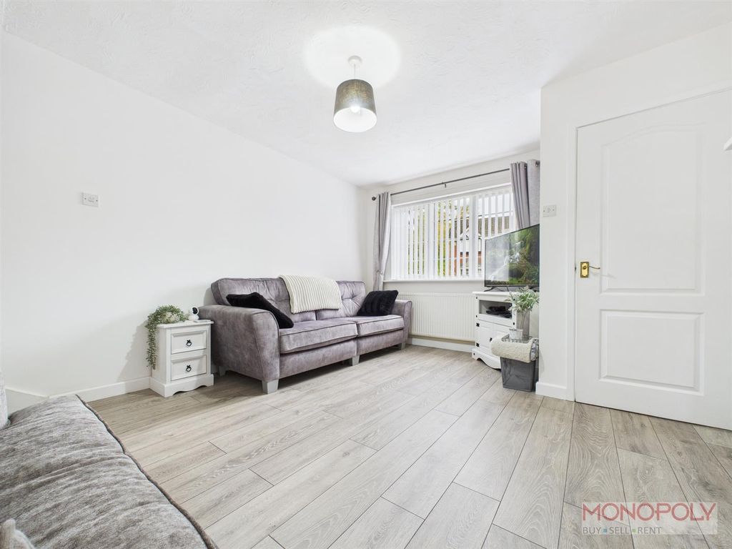 Property photo 3 of 18 Lounge