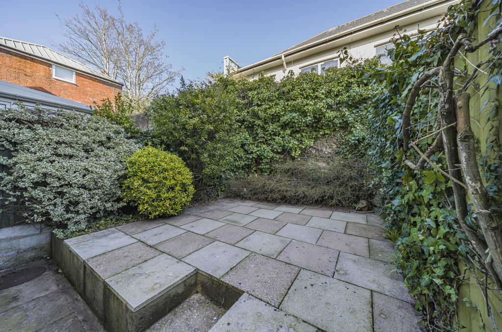 Property photo 3 of 21 3 - Courtyard