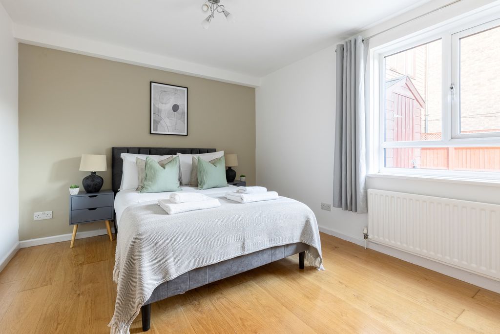 Property photo 3 of 32 Bedroom