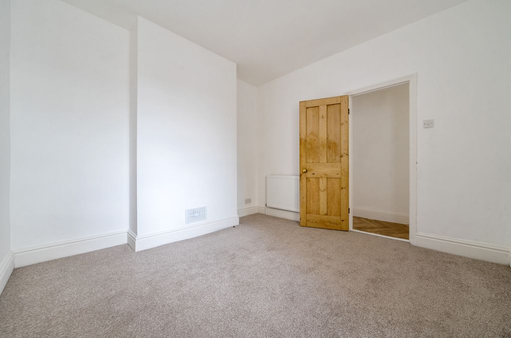 Property photo 3 of 17 1328835-4-6880Bed...
