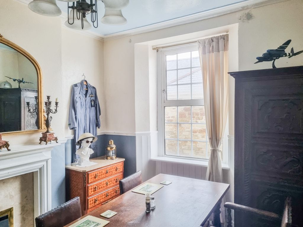 Property photo 3 of 16 31 Castle Street  Tps Bodmin 01208 74182