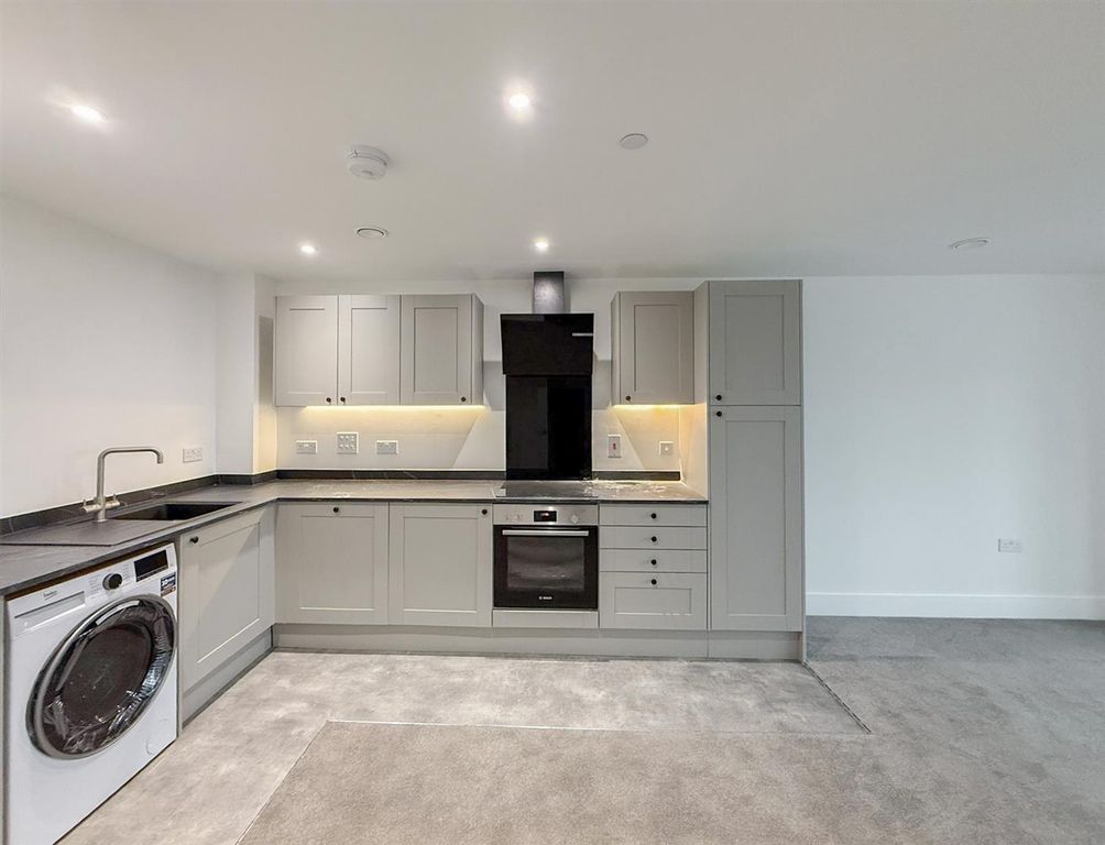 Property photo 3 of 11 Living Room / Kitchen