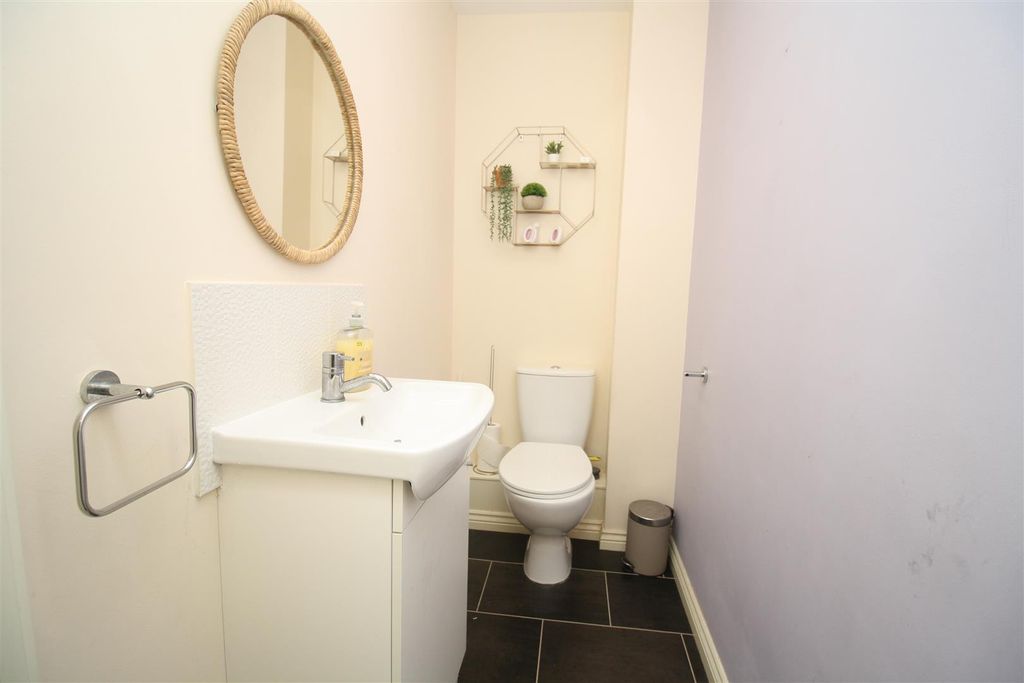Property photo 3 of 21 Cloakroom
