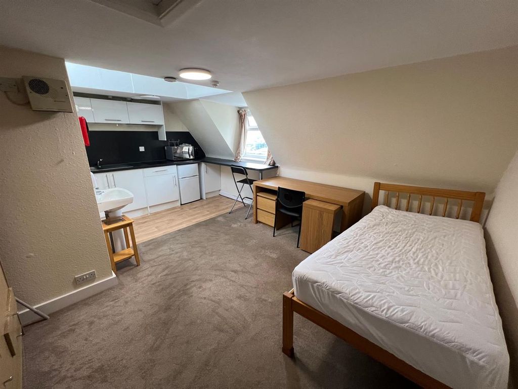 Property photo 1 of 8 Room