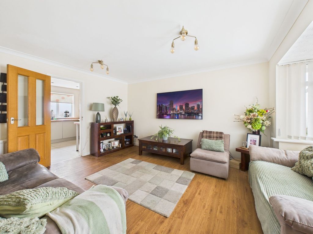 Property photo 3 of 19 Lounge