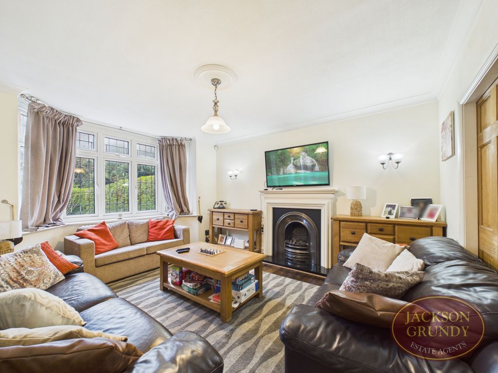 Property photo 2 of 16 Wellingborough Road