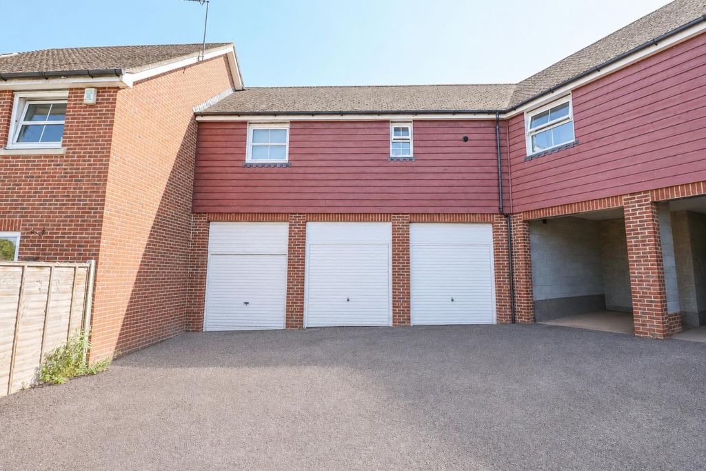 Property photo 2 of 17 Garage &amp; Parking