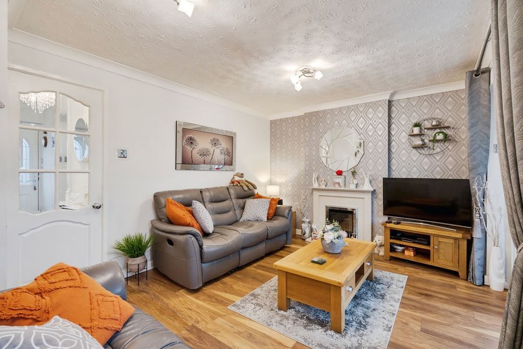 Property photo 2 of 16 Lounge