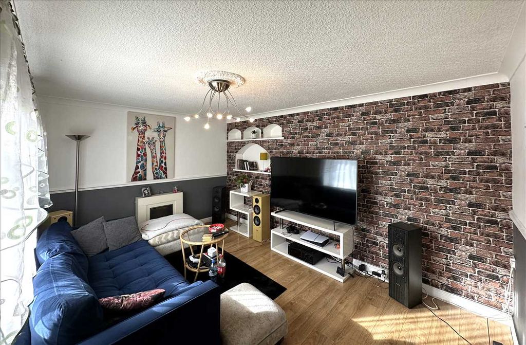 Property photo 3 of 13 Entrance Hall: