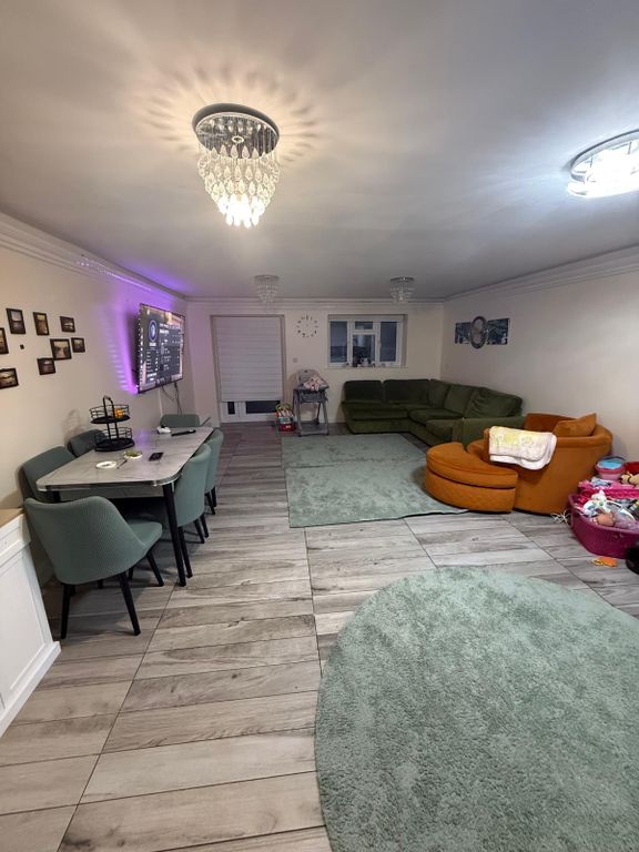 Property photo 1 of 10 3 Bedroom House For Rent St. Edmunds Road, London N9