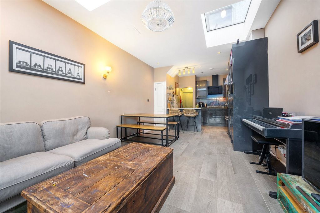 Property photo 3 of 17 Reception/Kitchen