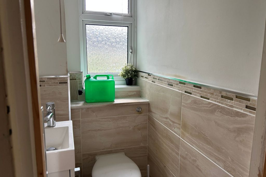 Property photo 3 of 8 82 Church Street, Southampton So15 5Lu