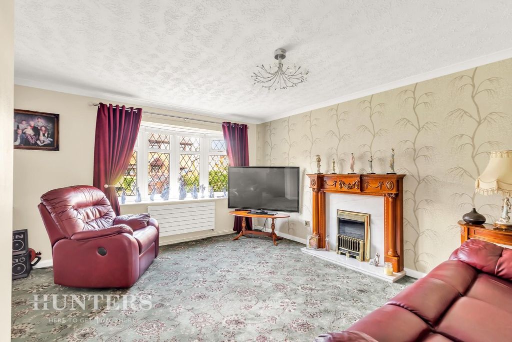 Property photo 2 of 21 Living/Dining Room