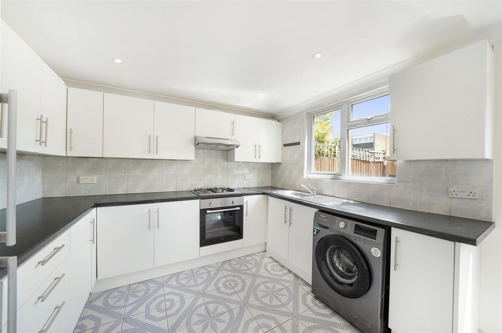 Property photo 2 of 13 Modern Fitted Eat In Kitchen