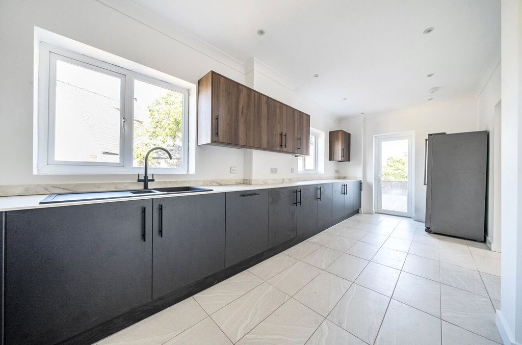 Property photo 2 of 23 1350771-21-68c2ce...