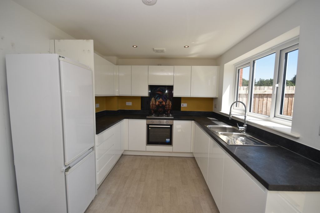 Property photo 3 of 17 Kitchen