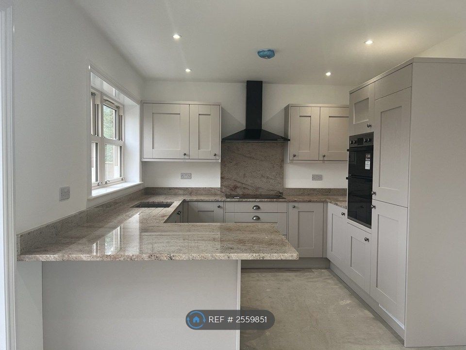 Property photo 3 of 8 Kitchen