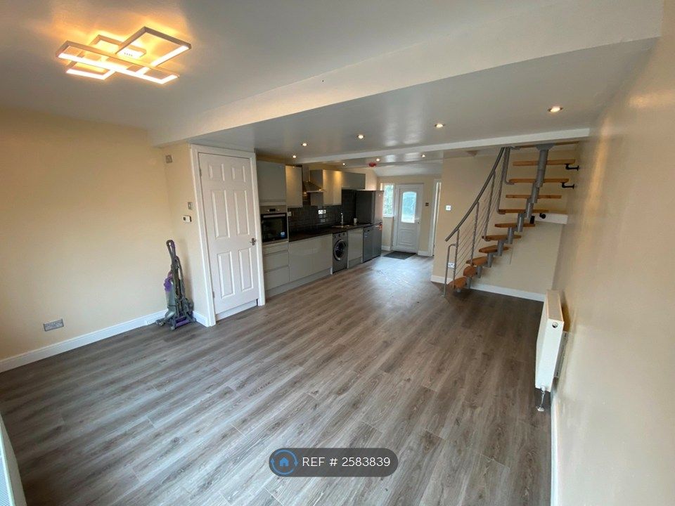 Property photo 3 of 12 Lounge Kitchen