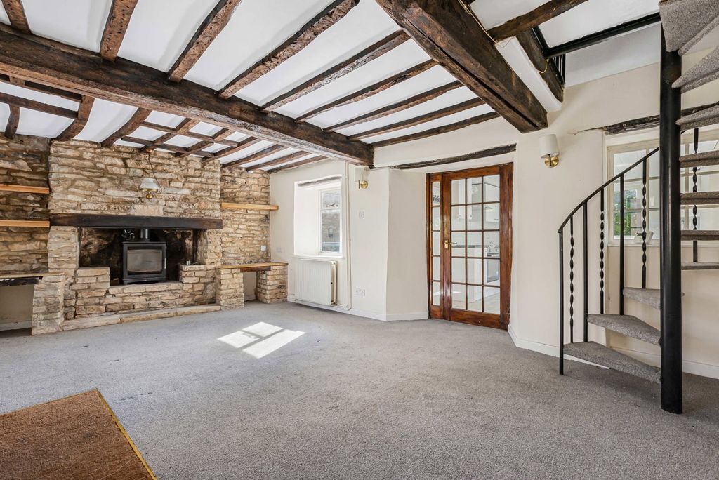 Property photo 2 of 31 Sitting Room