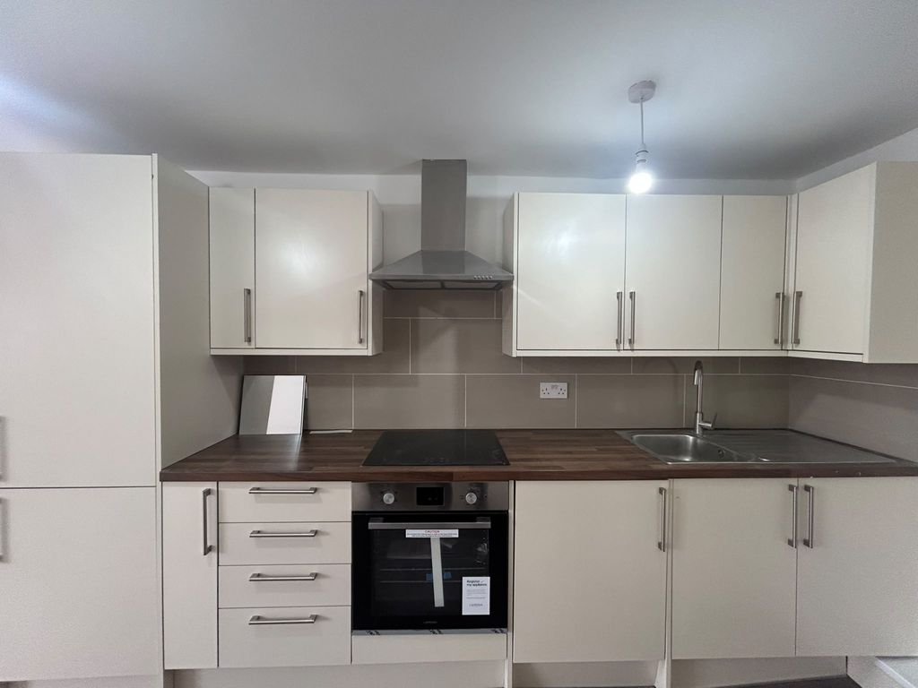 Property photo 1 of 5 1 Bed Flat To Rent King Street, Ub2