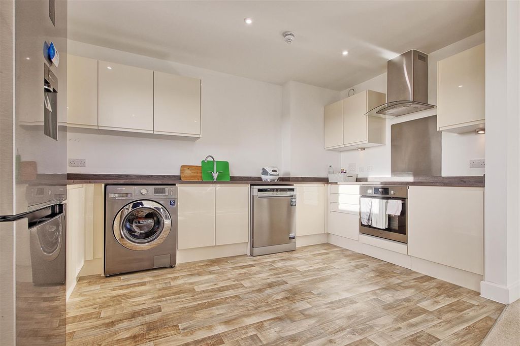 Property photo 3 of 18 Kitchen 2.Jpg