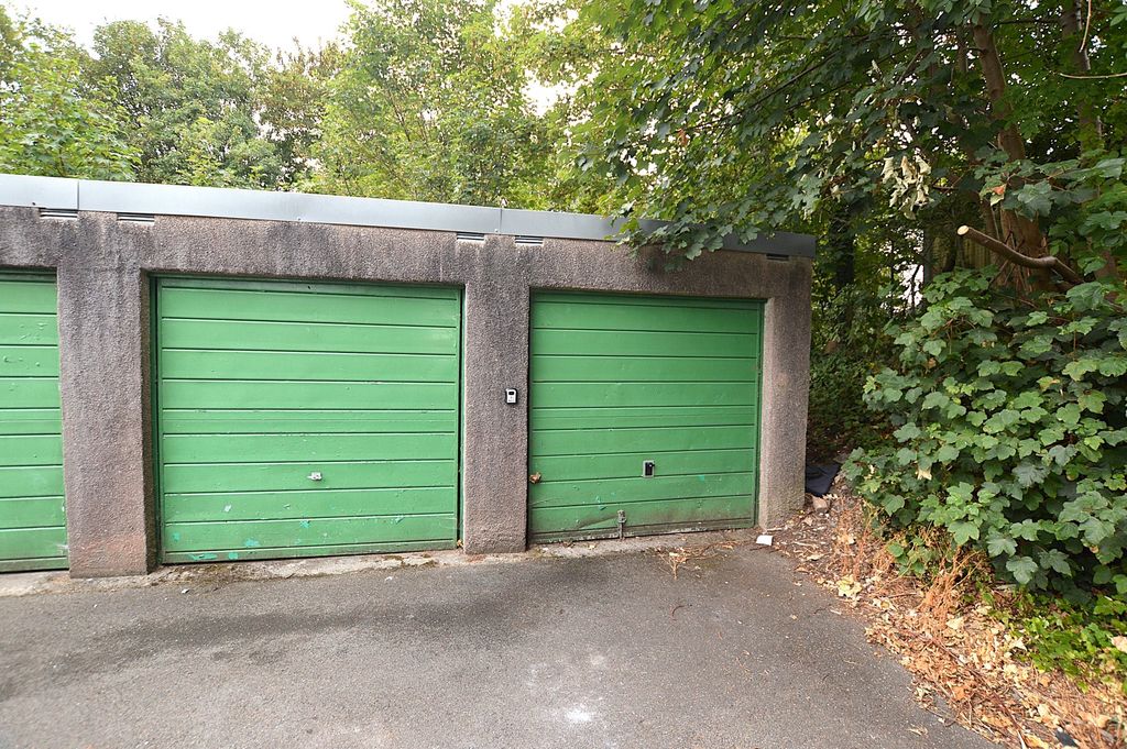 Property photo 1 of 2 Garage External