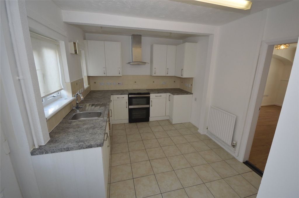 Property photo 2 of 10 Kitchen