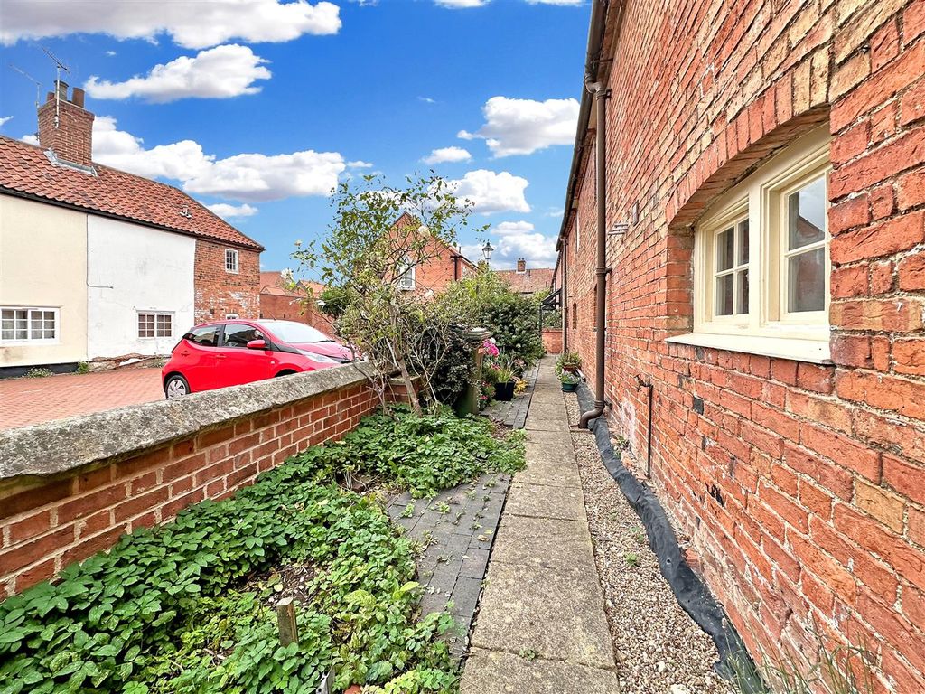 Property photo 3 of 13 External Space 807