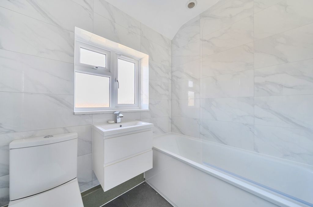 Property photo 3 of 15 4895714