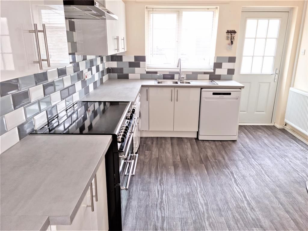 Property photo 3 of 8 Kitchen