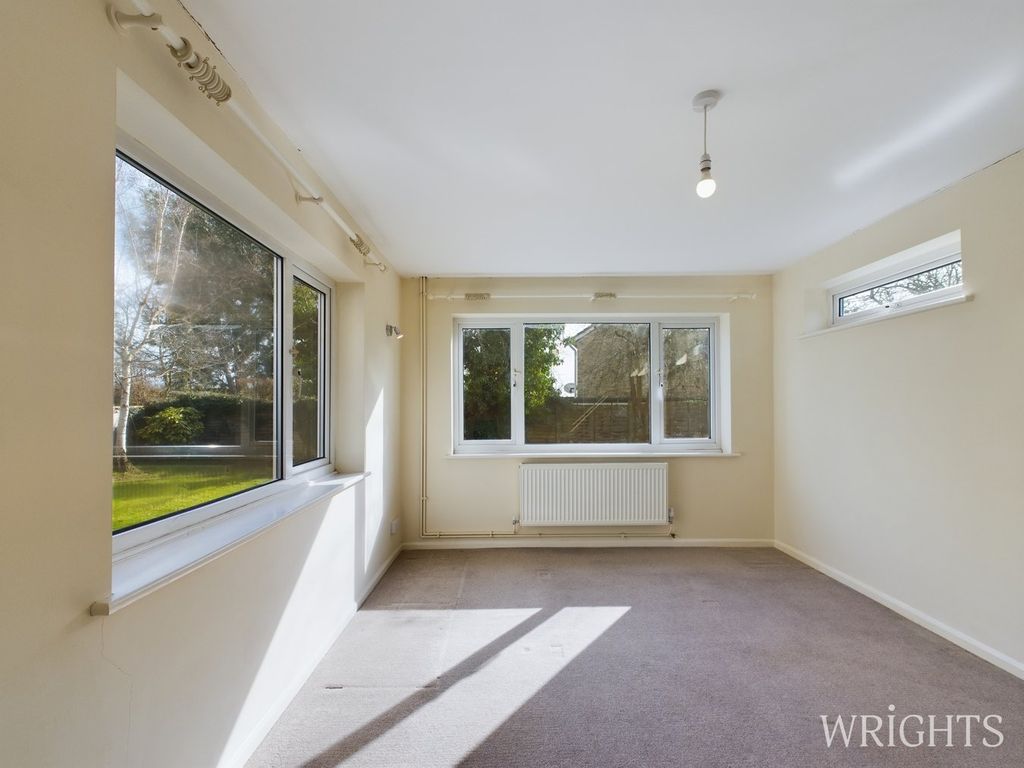 Property photo 3 of 20 Lounge