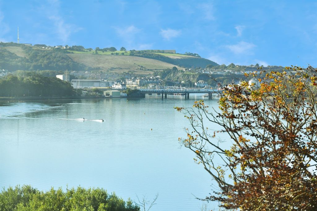 Property photo 2 of 20