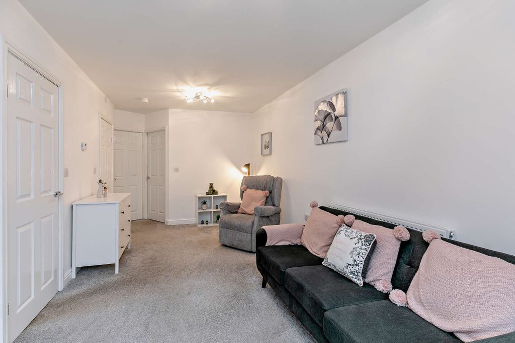 Property photo 3 of 11 Lounge