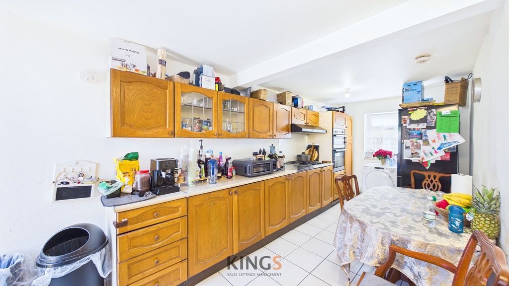 Property photo 3 of 17 Kitchen