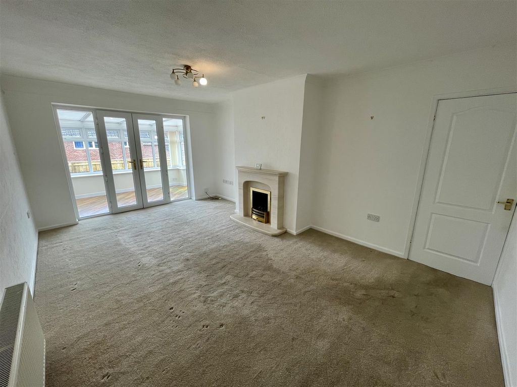 Property photo 2 of 12 Lounge