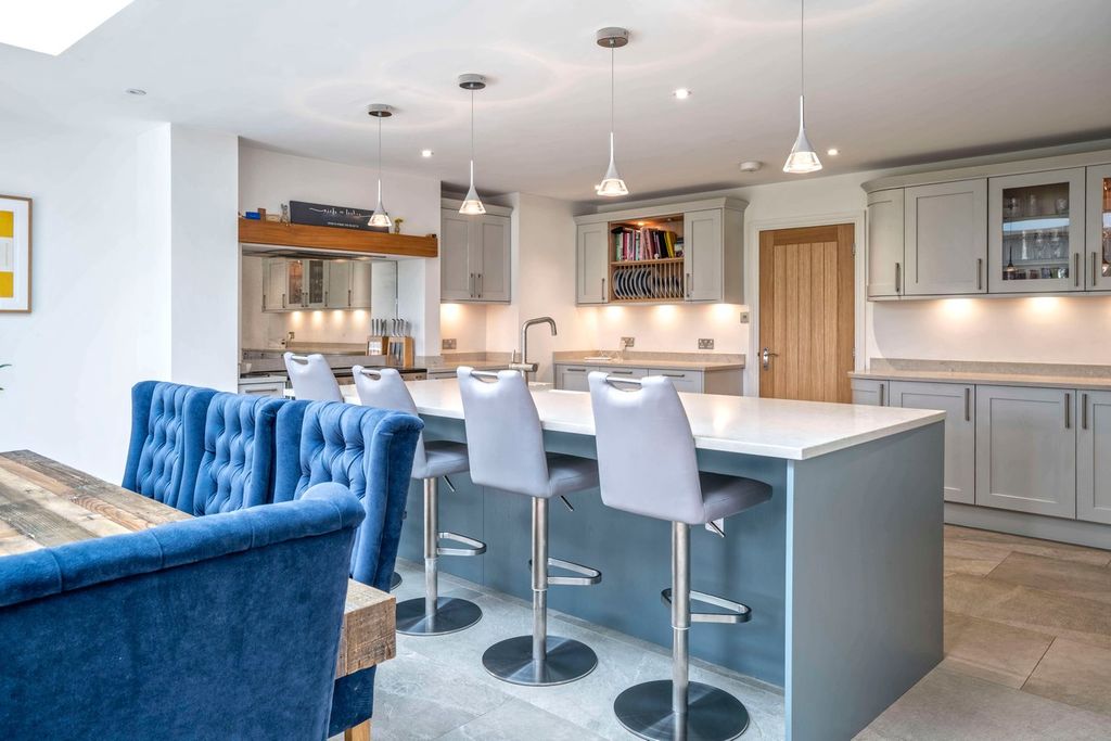 Property photo 2 of 25