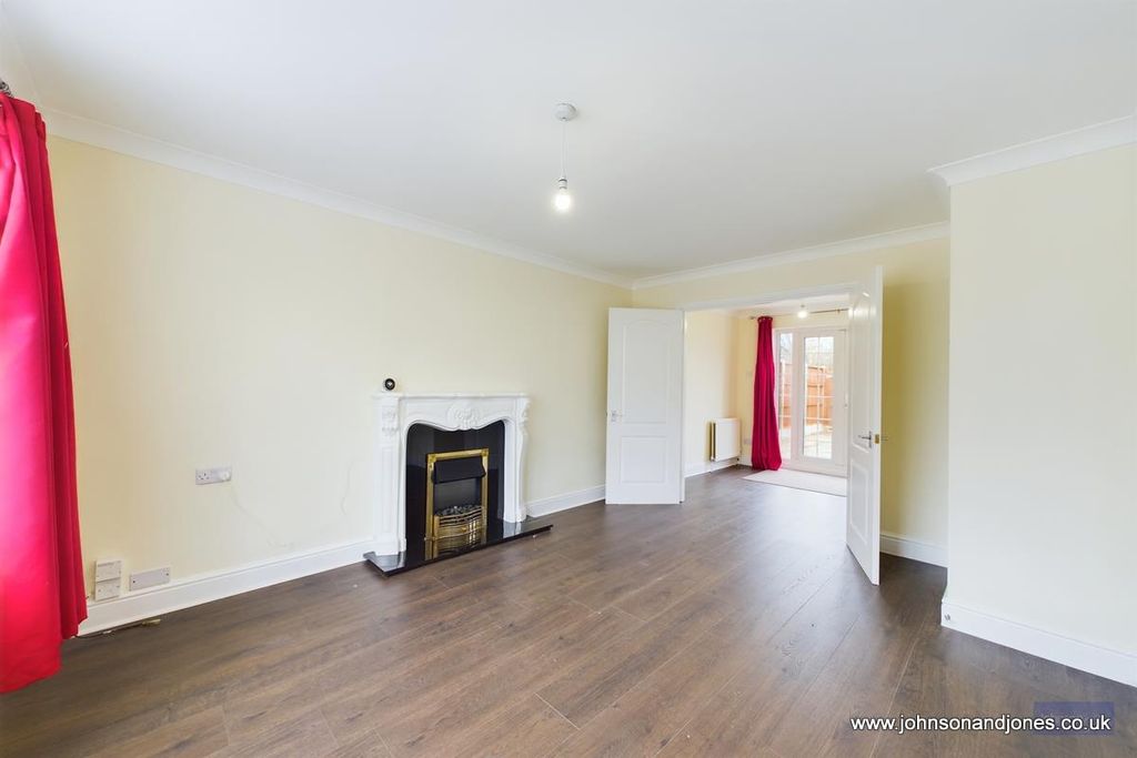 Property photo 2 of 18 8 Lounge.Jpg