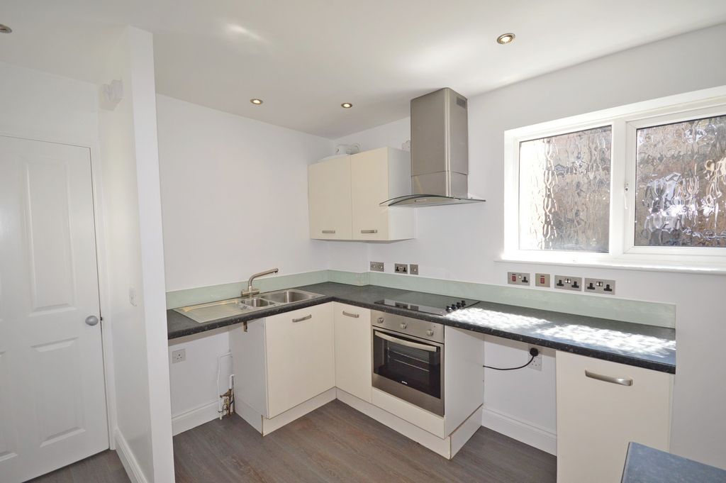 Property photo 2 of 7 Kitchen Flat To Rent In Chichester