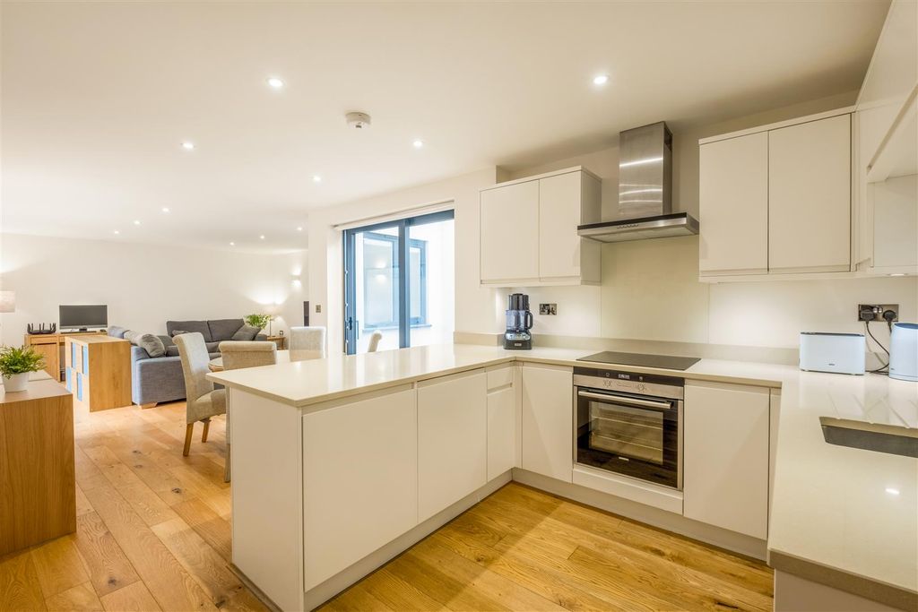 Property photo 2 of 20 Flat 2 The Point-3.Jpg