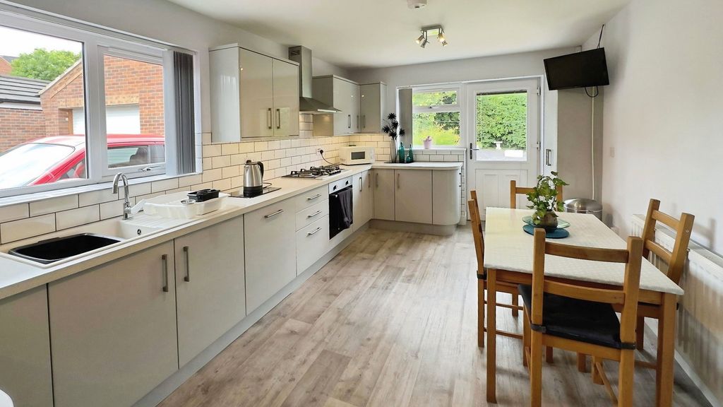 Property photo 2 of 39