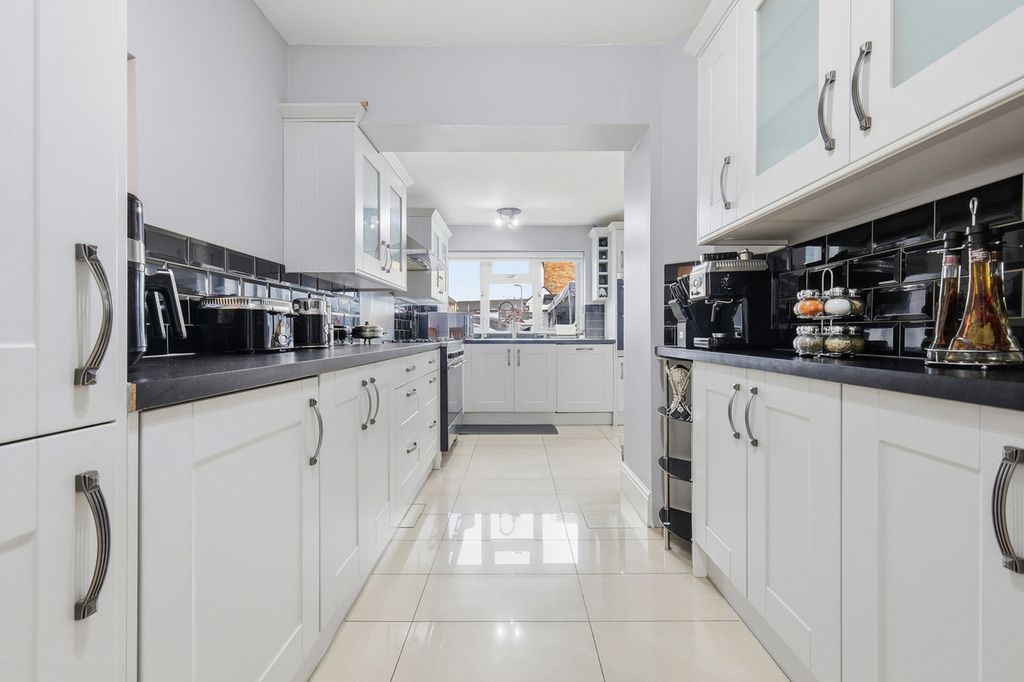 Property photo 3 of 34