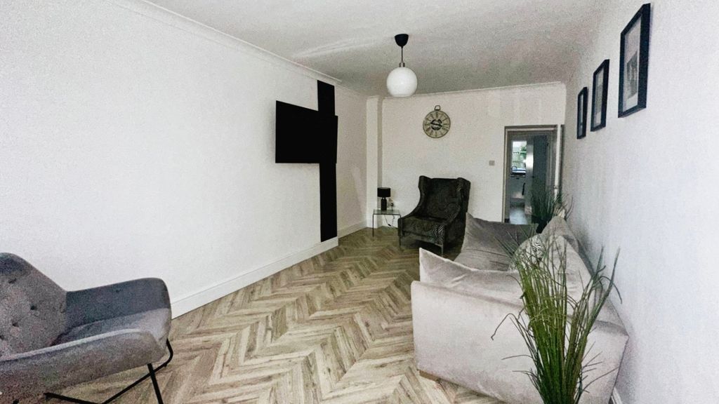 Property photo 2 of 10 Lounge