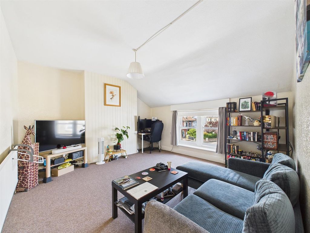 Property photo 2 of 19 3 - Manor Park Redlenad.Jpg