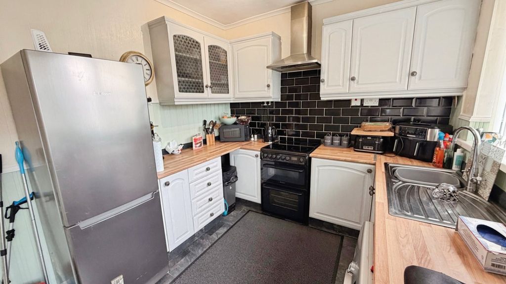 Property photo 3 of 12 Kitchen