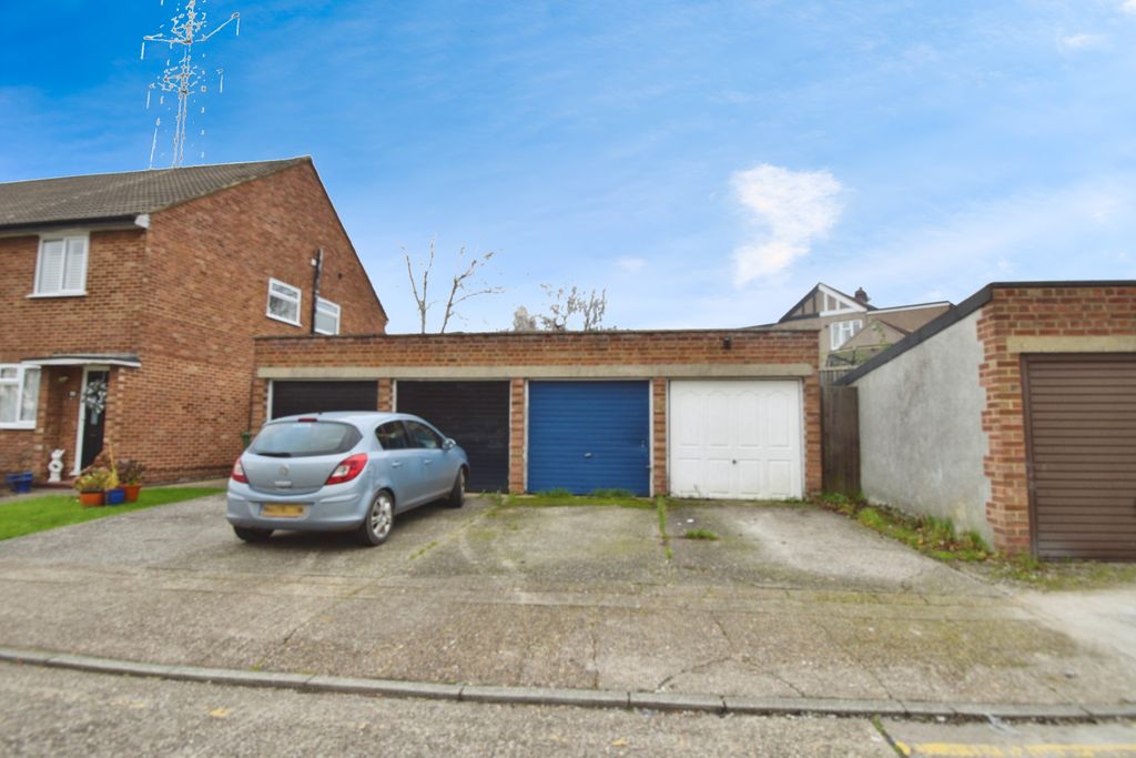 Property photo 3 of 18 Garage