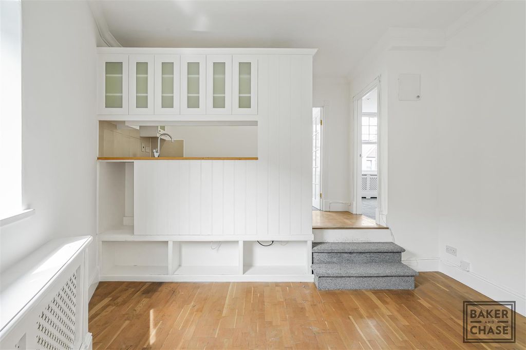 Property photo 3 of 12 Lounge