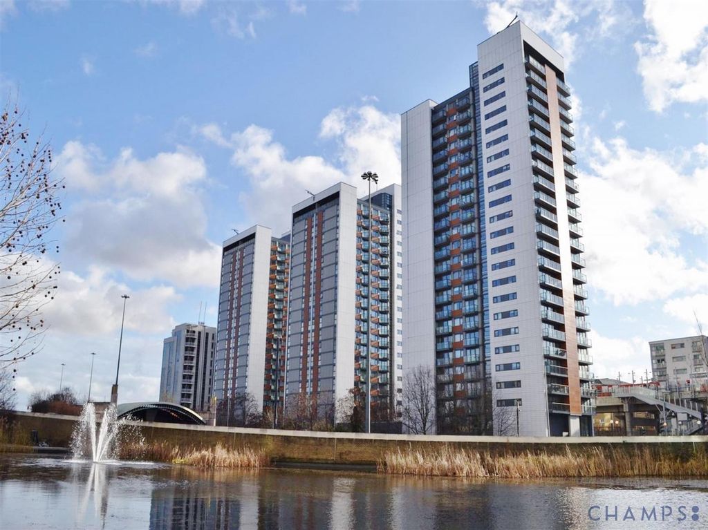 Property photo 1 of 5 Stunning Two-Bedroom Apartment With Panoramic Views In Canary Wharf