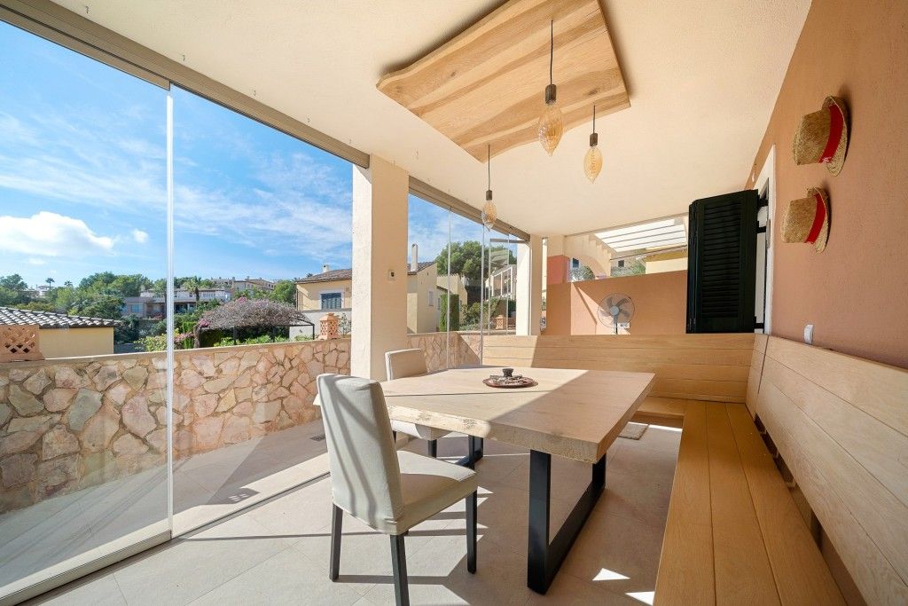 Property photo 2 of 16 Enclosed Terrace