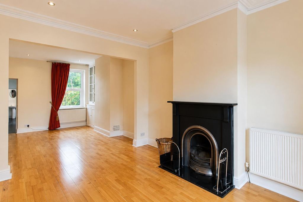 Property photo 3 of 14 Romilly Cres